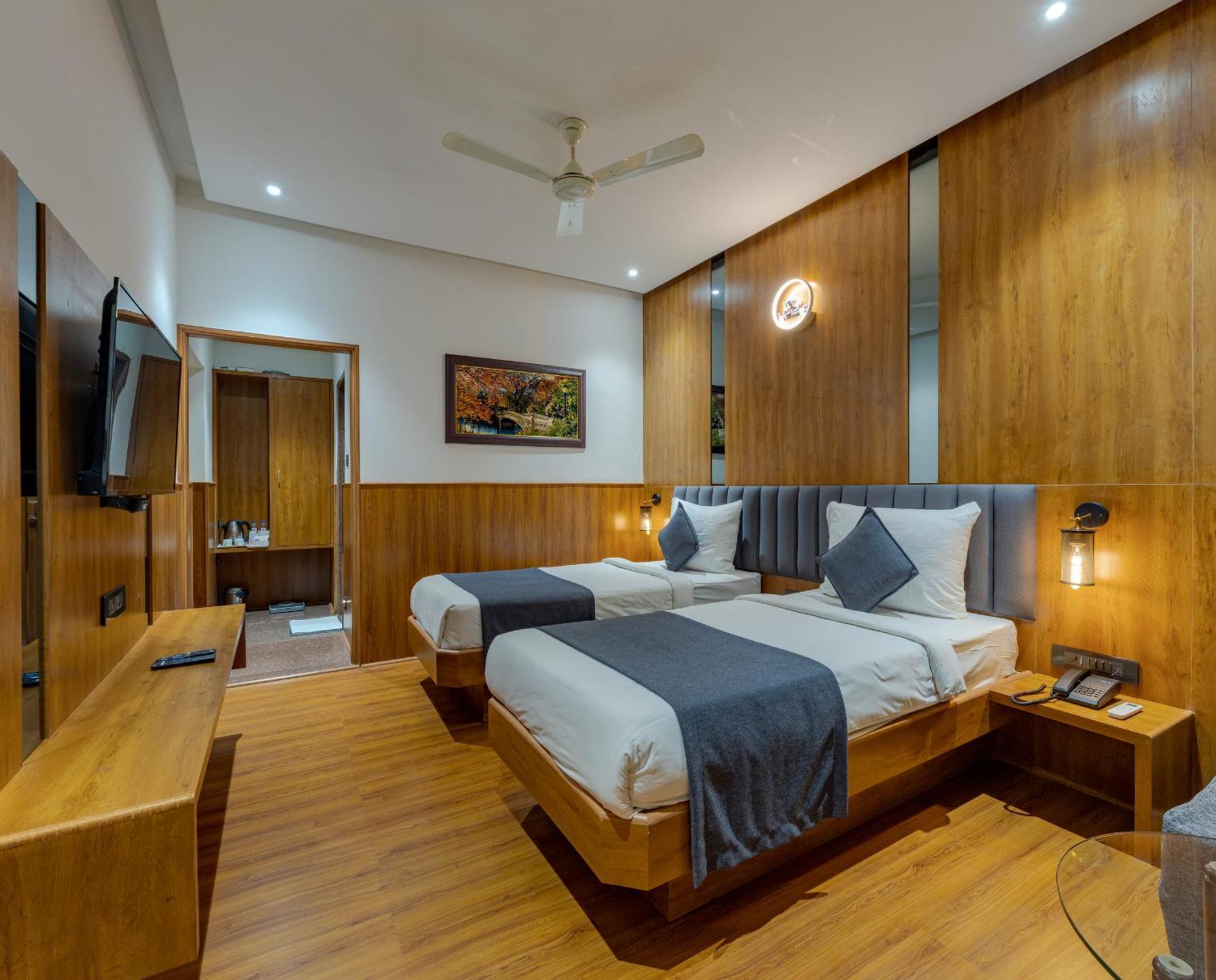 Hotel Surya Executive 3 Star Hotel Solapur Exterior photo