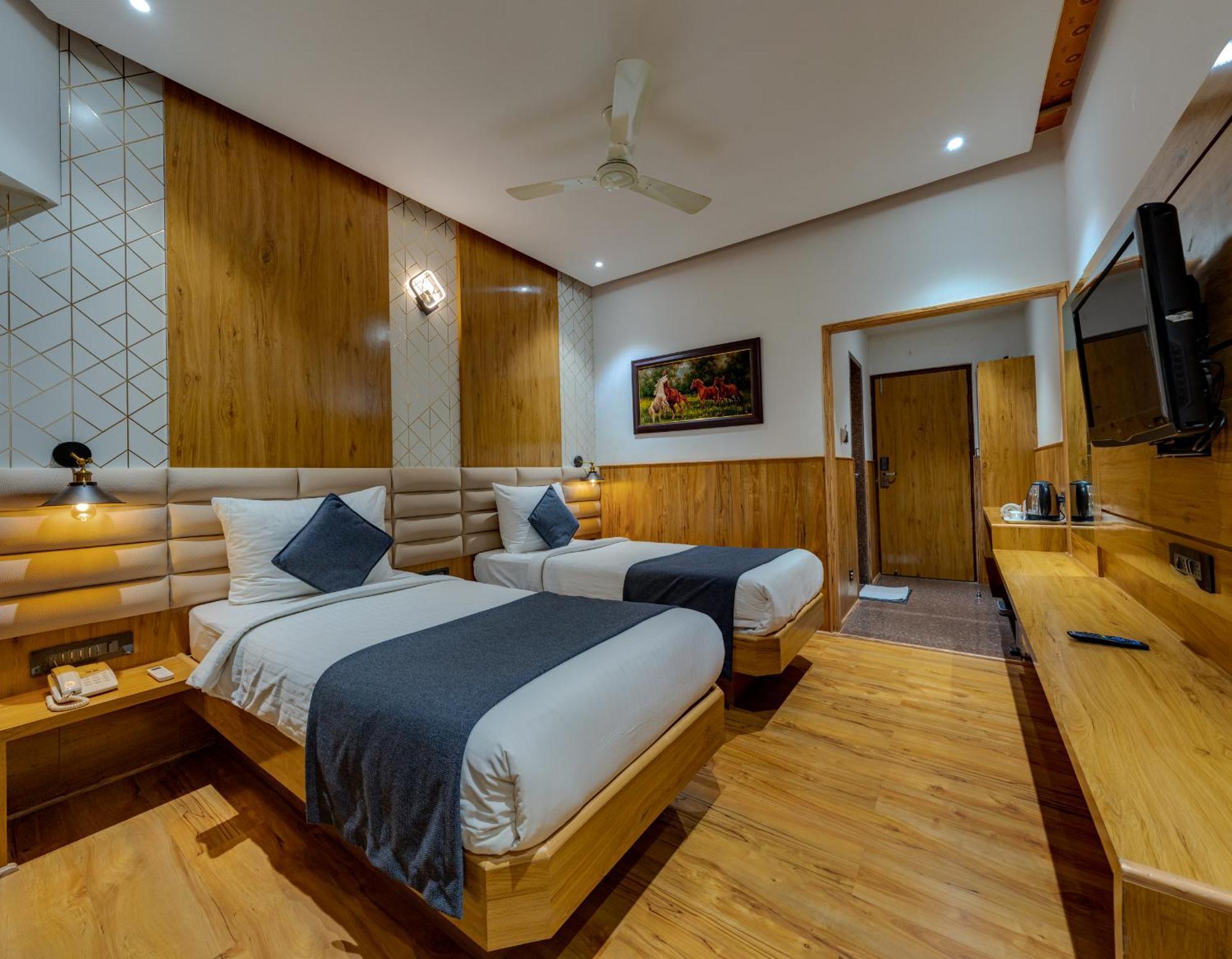 Hotel Surya Executive 3 Star Hotel Solapur Exterior photo